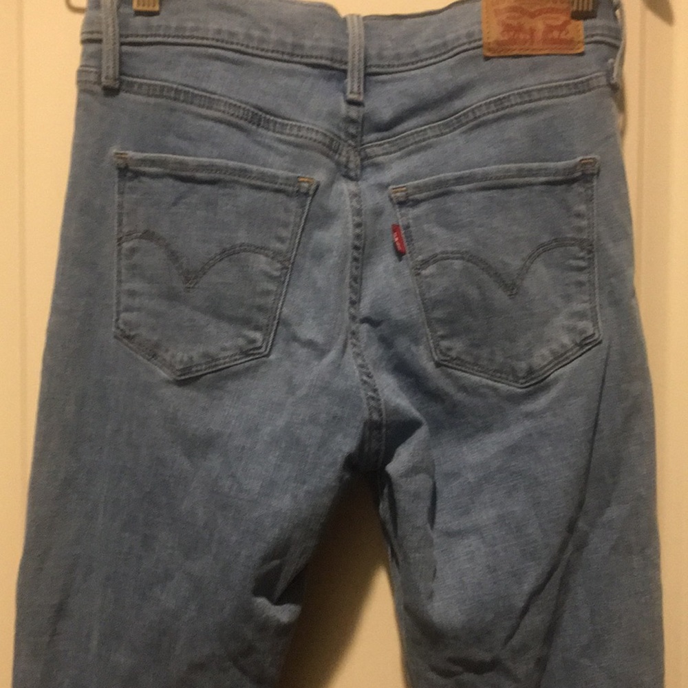 Like New!Levi's 311 Shaping Skinny Jeans Booty contour Light Wash Size26 stretch
